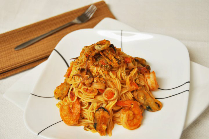 鮮茄特級海鮮意粉 (Deluxe Seafood Spaghetti in Tomato Sauce)